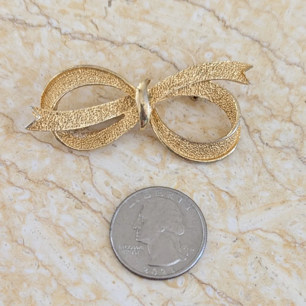 Vintage Gold Tone Statement Bow Ribbon Feminine Grandmacore Pin Brooch